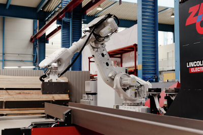 Materialhåndteringsrobot i Zeman SR 760 produksjonssystem